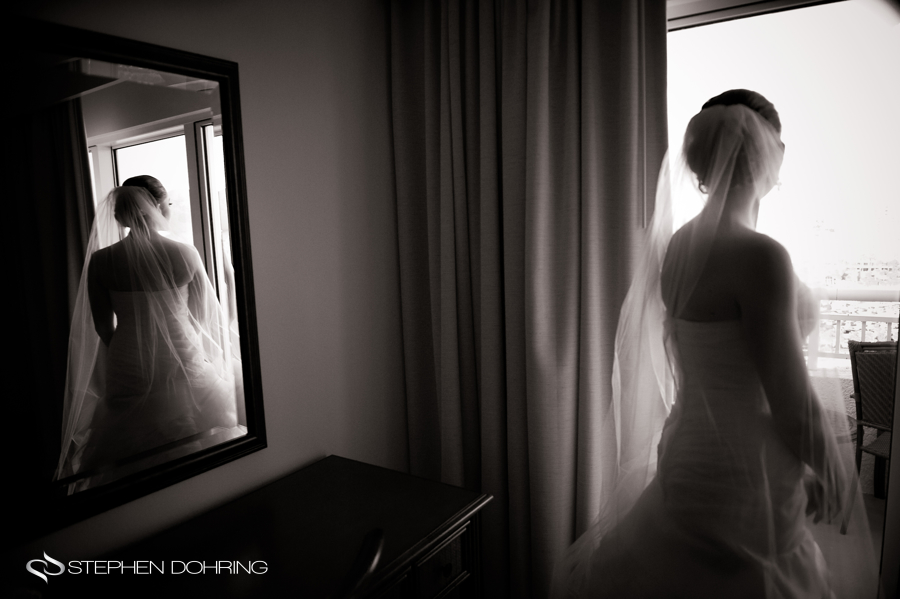 Stunnig bride in mirror
